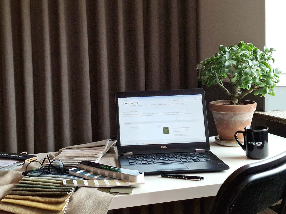 Stoffmuster und Laptop mit dem Pagunette Konfektionsshop